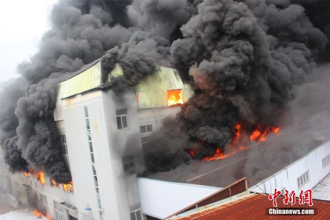 Hình ảnh khủng khiếp trong vụ cháy nhà máy điện tử, 2000m2 nhà xưởng bị thiêu rụi - Ảnh 4.