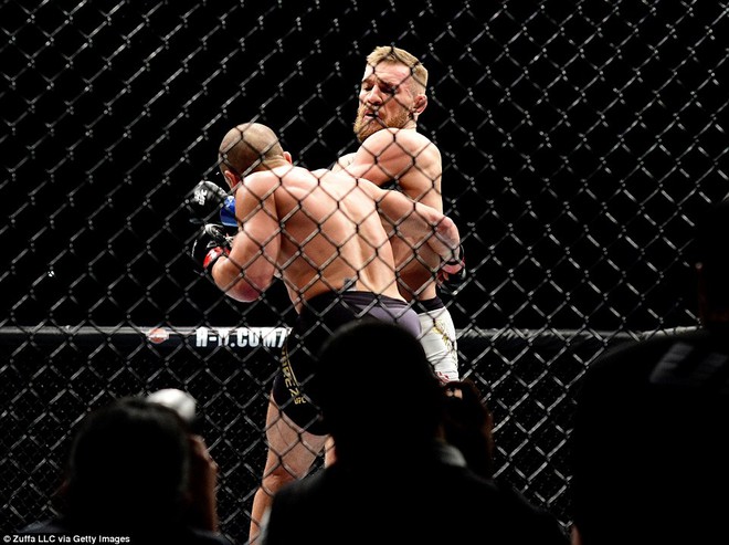 Gã điên UFC hạ KO cao thủ Mỹ bất chấp 2 cú thoát hiểm ngoạn mục - Ảnh 5.
