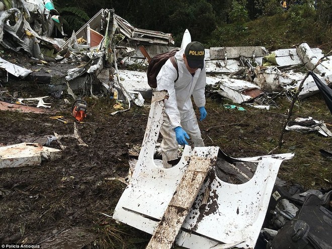 Thủ môn chết trong bệnh viện và những bức hình ám ảnh về vụ máy bay chở CLB Brazil rơi - Ảnh 6.