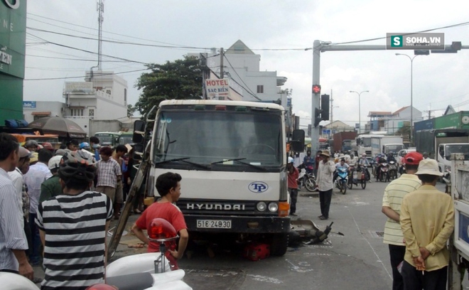 Bị xe ben cuốn, 1 phụ nữ tử vong, người đàn ông hoảng loạn bò ra - Ảnh 1.