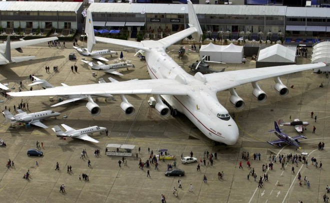 Choáng trước kích cỡ khổng lồ của các siêu máy bay - Ảnh 2.