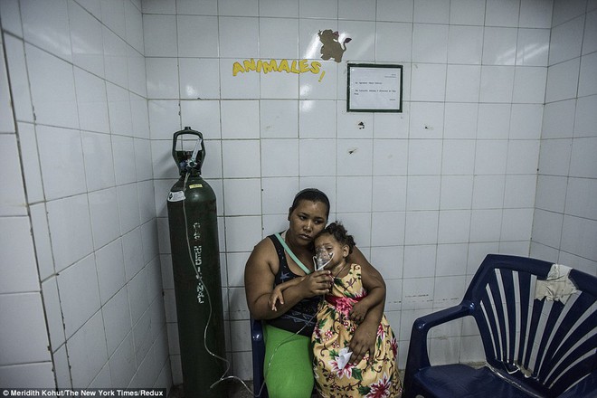 Cảnh tượng sởn da gà trong bệnh viện thiếu đủ thứ ở Venezuela - Ảnh 5.