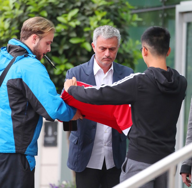 Mourinho cư xử khó hiểu sau ngày dài rèn quân ở Carrington - Ảnh 3.