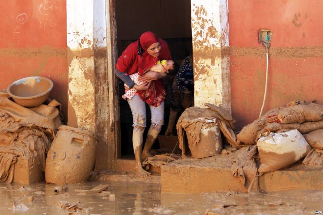 24h qua ảnh: Trực thăng Iraq phóng tên lửa diệt quân IS - Ảnh 4.