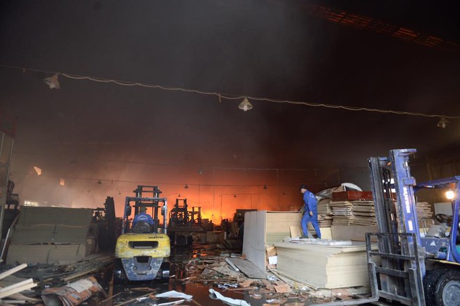 Cháy lớn ở khu công nghiệp Ngọc Hồi, nhiều người hoảng loạn bỏ chạy - Ảnh 10.