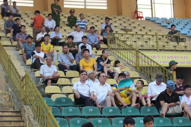 Người Anh thi nhau kể xấu bóng đá Việt Nam - Ảnh 2.