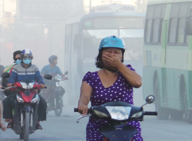 Người dân ngộp thở trong bão bụi tại cửa ngõ phía Tây Sài Gòn - Ảnh 3.