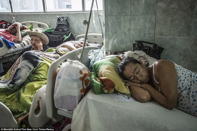Cảnh tượng sởn da gà trong bệnh viện thiếu đủ thứ ở Venezuela - Ảnh 1.