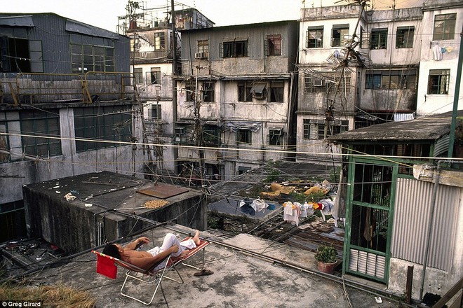 Bức tranh toàn cảnh thành phố bẩn thỉu và đông dân nhất Hong Kong - Ảnh 5.
