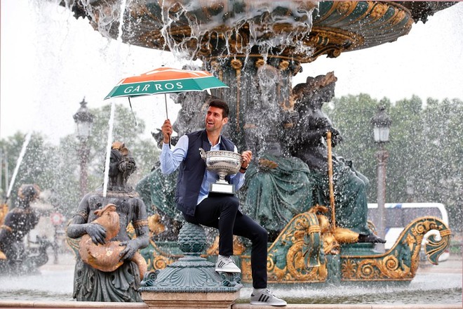 24h qua ảnh: Novak Djokovic mừng vô địch Roland Garros ở Paris - Ảnh 8.