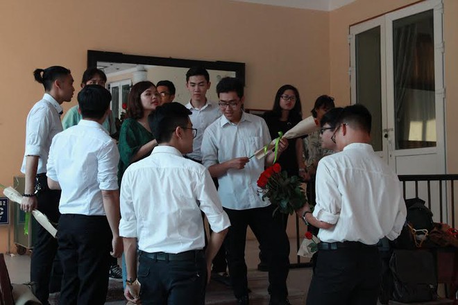 Nữ sinh Báo chí bất ngờ được 9 chàng trai cùng 1 lúc tặng hoa - Ảnh 1.