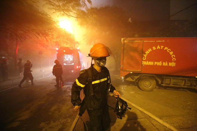 Hiện trường vụ cháy lớn tại quán karaoke trên đường Nguyễn Khang - Ảnh 4.