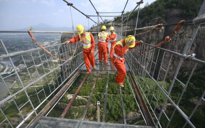 24h qua ảnh: Cá sấu khổng lồ mắc kẹt đầu trong lốp xe - Ảnh 10.