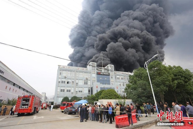 Hình ảnh khủng khiếp trong vụ cháy nhà máy điện tử, 2000m2 nhà xưởng bị thiêu rụi - Ảnh 7.
