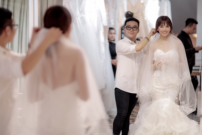 Trấn Thành - Hari Won nắm chặt tay nhau đi thử đồ cưới - Ảnh 6.