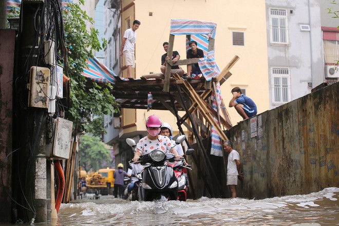 24h qua ảnh: Cảnh đường ngập lụt ở Hà Nội lên báo Anh - Ảnh 4.