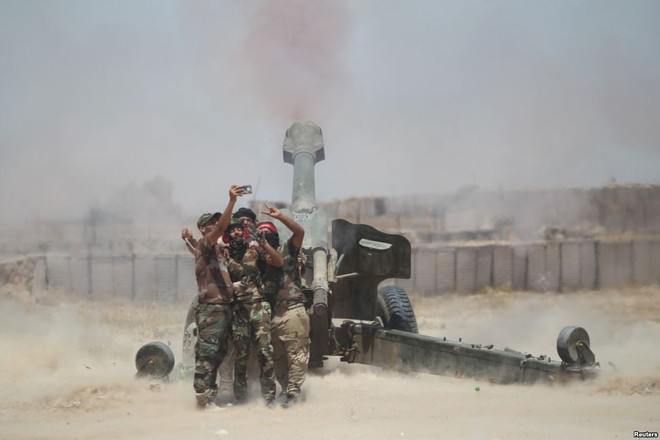 24h qua ảnh: Chiến binh Iraq chụp ảnh “tự sướng” khi nã pháo IS - Ảnh 4.