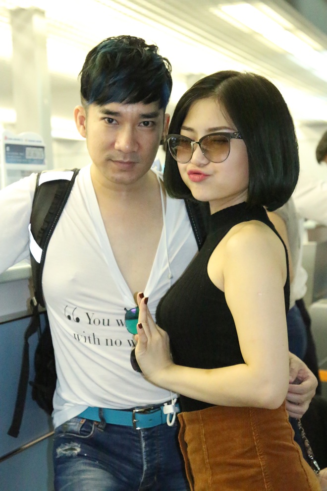 Lộ ảnh Hương Tràm nắm chặt tay Quang Hà tại sân bay - Ảnh 2.
