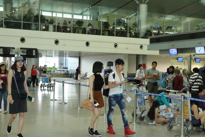 Lộ ảnh Hương Tràm nắm chặt tay Quang Hà tại sân bay - Ảnh 8.