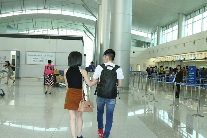Lộ ảnh Hương Tràm nắm chặt tay Quang Hà tại sân bay - Ảnh 11.