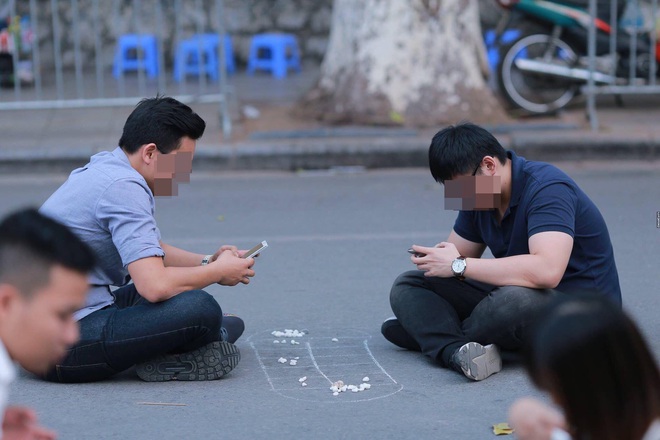 Hình ảnh 2 người đàn ông giữa phố Hà Nội khiến bạn phải rùng mình - Ảnh 1.