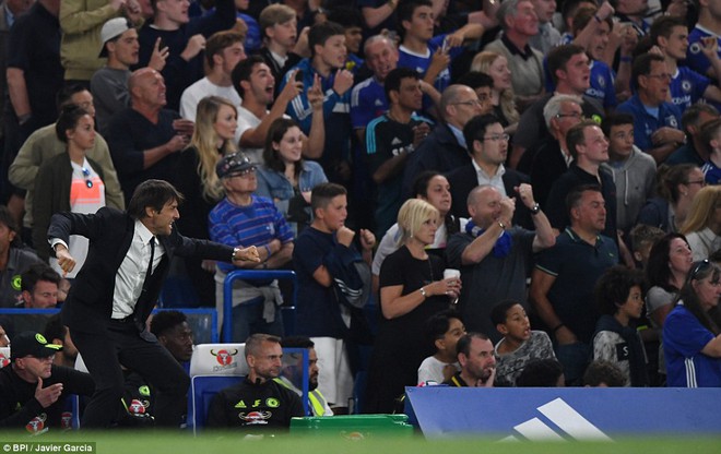 Conte phát cuồng, làm fan Chelsea choáng ngợp ở Stamford Bridge - Ảnh 9.