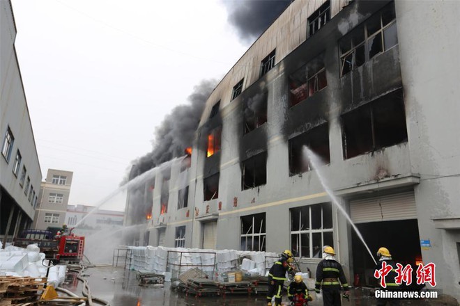 Hình ảnh khủng khiếp trong vụ cháy nhà máy điện tử, 2000m2 nhà xưởng bị thiêu rụi - Ảnh 9.
