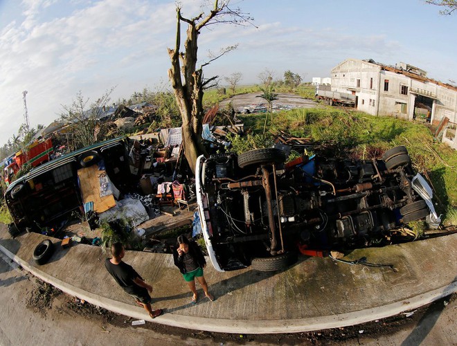 24h qua ảnh: Bão Nock-ten quét qua Philippines khiến hàng loạt ô tô lật nhào - Ảnh 5.