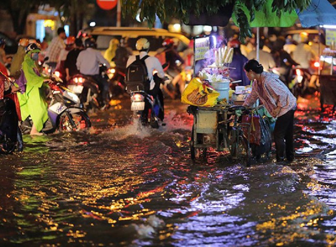 Giải cứu ô tô, xe máy bị nhấn chìm trong tầng hầm chung cư - Ảnh 3.