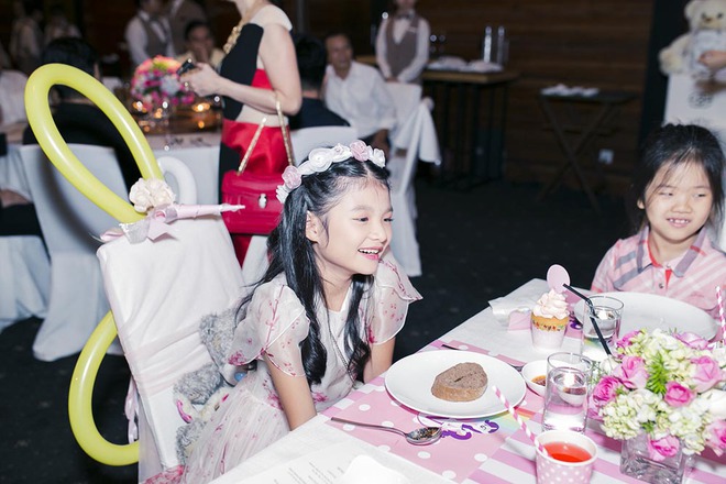 Trương Ngọc Ánh vui vẻ bên chồng cũ trong sinh nhật con gái - Ảnh 7.