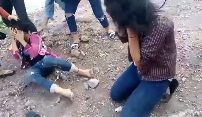 Phẫn nộ với đoạn clip 2 nữ sinh Nghệ An bị đánh hội đồng - Ảnh 2.