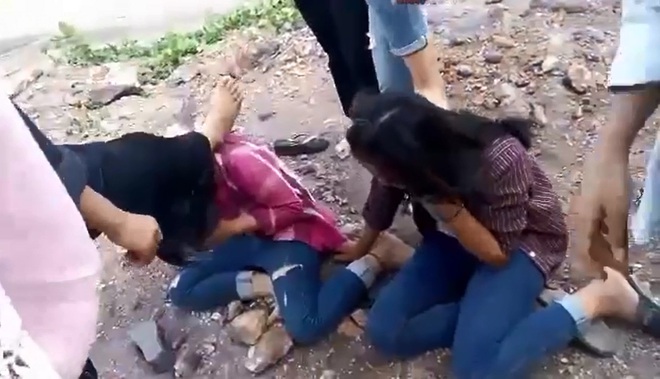 Phẫn nộ với đoạn clip 2 nữ sinh Nghệ An bị đánh hội đồng - Ảnh 1.