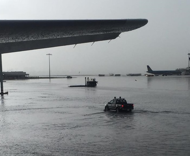 Sân bay Tân Sơn Nhất lại ngập trong mưa, nhiều chuyến bay bị hoãn - Ảnh 1.