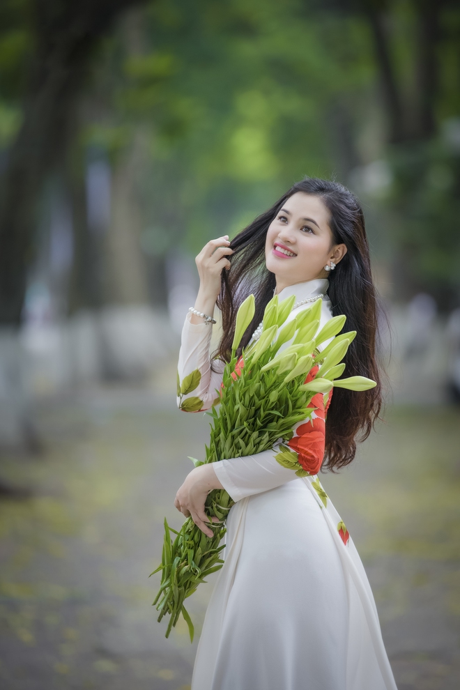 Áo dài Việt Nam rực rỡ màu sắc, đầy sức sống và truyền thống, khiến ai nhìn thấy cũng cảm thấy bị cuốn hút và thích thú. Hãy trải nghiệm niềm đam mê và tình yêu với trang phục truyền thống này.