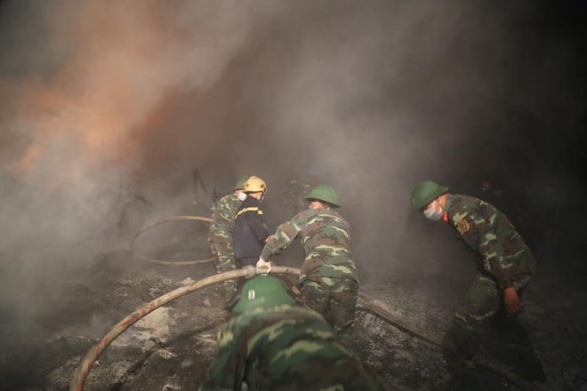 Lại cháy ngùn ngụt ở Hà Nội - Ảnh 10.