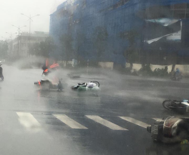 Cảnh tượng khủng khiếp: Ô tô, xe máy thất thủ trước bão số 1 - Ảnh 13.