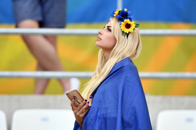 Những nhan sắc xinh như hoa hậu trên khán đài Euro 2016 - Ảnh 7.