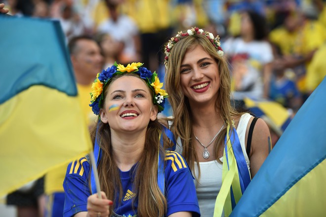 Những nhan sắc xinh như hoa hậu trên khán đài Euro 2016 - Ảnh 6.