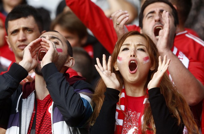 Những nhan sắc xinh như hoa hậu trên khán đài Euro 2016 - Ảnh 9.