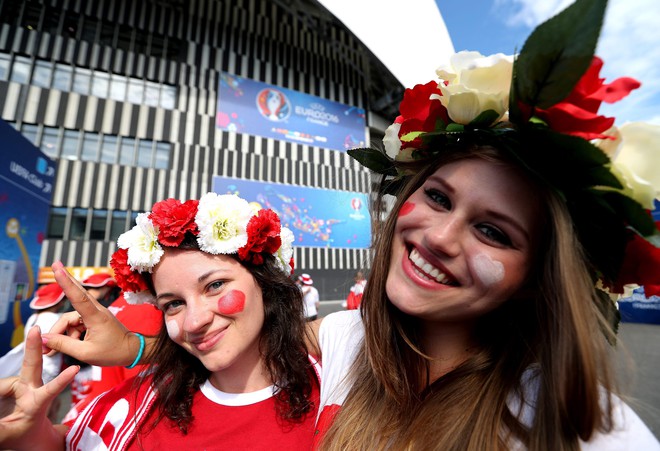 Những nhan sắc xinh như hoa hậu trên khán đài Euro 2016 - Ảnh 8.