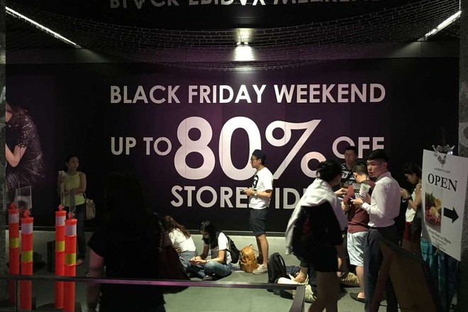 Người Mỹ xếp hàng xuyên đêm chờ ngày Black Friday - Ảnh 1.