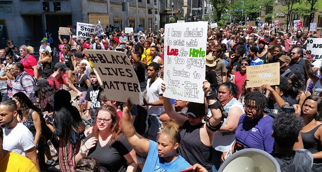 Biểu tình trên khắp nước Mỹ phản đối cảnh sát bắn người da đen - Ảnh 4.