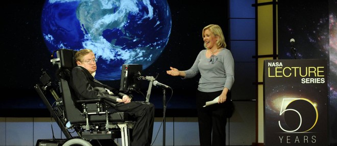 Stephen Hawking phát biểu trước 1000 người về số phận của những thứ bị hố đen nuốt chửng - Ảnh 1.