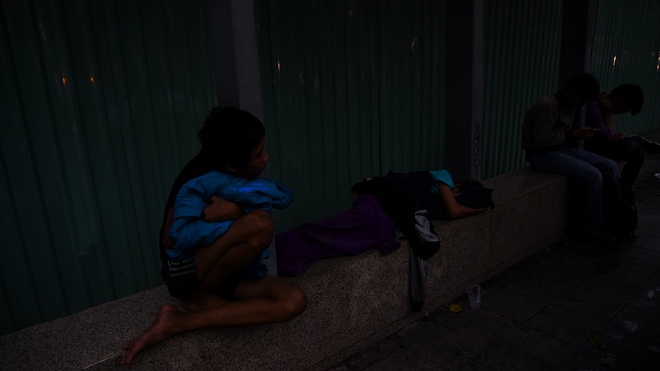 Mất mẹ, 2 đứa trẻ ngủ co ro trong gió lạnh ở vỉa hè Sài Gòn - Ảnh 4.