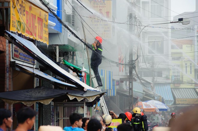 Cảnh sát trèo thang vào nhà dân chữa cháy - Ảnh 3.