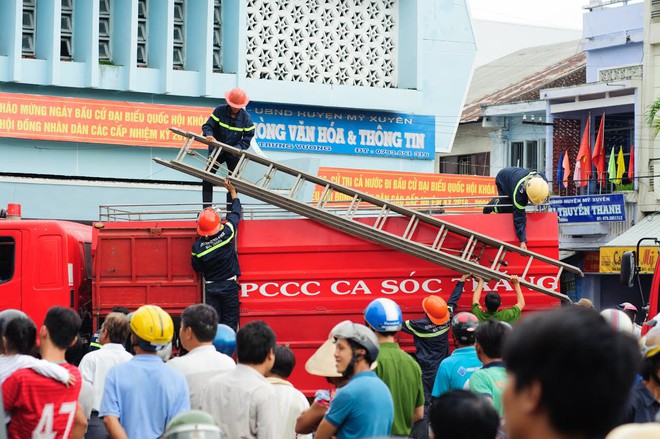 Cảnh sát trèo thang vào nhà dân chữa cháy - Ảnh 5.