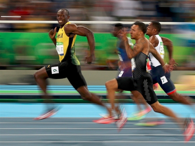 CLIP: Usain Bolt vừa chạy vừa troll đối thủ vẫn về nhất - Ảnh 2.