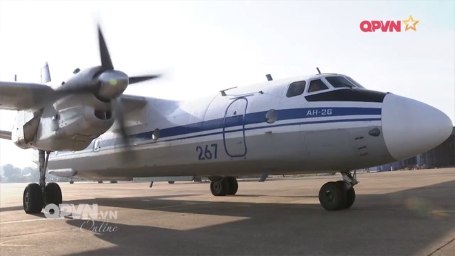 Việt Nam có nên sơn Hàm cá mập cho An-26 như chiếc máy bay này? - Ảnh 1.