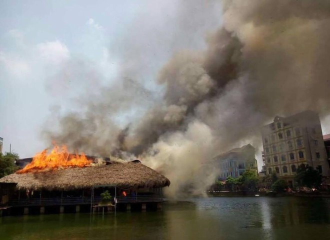 Bắc Ninh: Hai nhà hàng tiền tỷ trên hồ bốc cháy dữ dội - Ảnh 1.