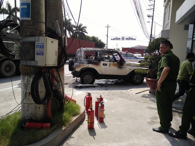 Clip: Xe ô tô Korando bốc cháy trơ khung trước cổng công an phường - Ảnh 1.